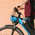 Condomínios criam regras para uso de bikes elétricas durante as férias escolares