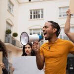 Donos de apartamentos em hotel de Caldas Novas protestam no Fórum: ‘não estamos pedindo favor’