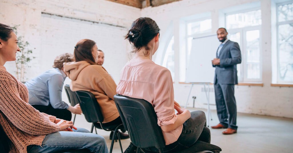 Síndico profissional apresenta resultados da gestão condominial em assembleia de condomínio