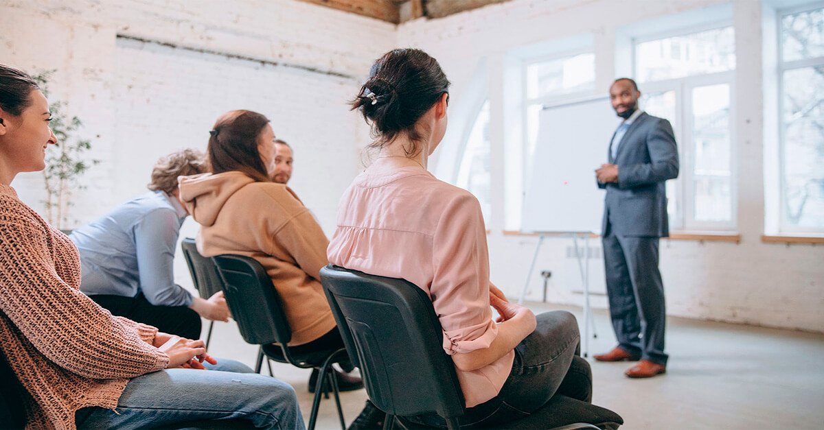 Síndico profissional apresenta resultados da gestão condominial em assembleia de condomínio
