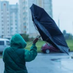 Temporal em Pelotas derruba parte de imóvel: como preparar condomínio para temporal